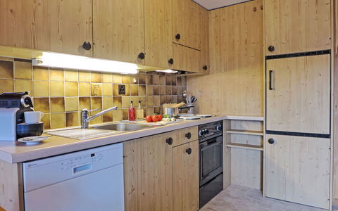 Central: Küche, Countertop, Küchengerät, Major Appliance, Holz, Cabinetry, Interior Design, Flooring, Möbel, Sinken