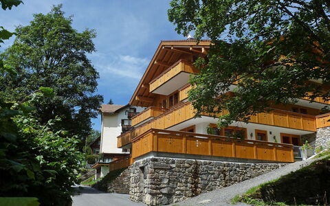 Bergfrieden Apt. 2: Haus, Eigentum, Gebäude, Die Architektur, Zuhause, Wohngebiet, Grundeigentum, Hütte, Dach, Baum