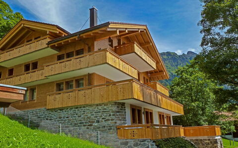 Bergfrieden Apt. 2: Pflanze, Himmel, Wolke, Gebäude, Eigentum, Grün, Fenster, Baum, Treppe, Wohngebiet