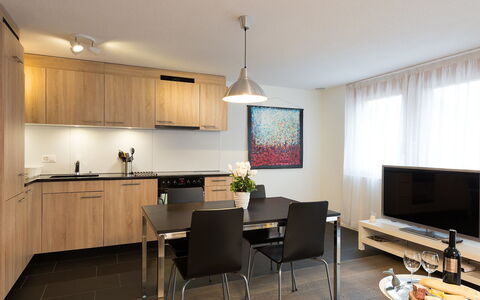 Bergfrieden Apt. 2: Zimmer, Möbel, Interior Design, Fussboden, Eigentum, Gebäude, Esszimmer, Haus, Tabelle, Decke