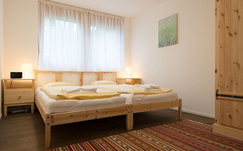 Bergfrieden Apt. 2: Möbel, Schlafzimmer, Bett, Zimmer, Bettrahmen, Fussboden, Eigentum, Interior Design, Bettdecke, Matratze