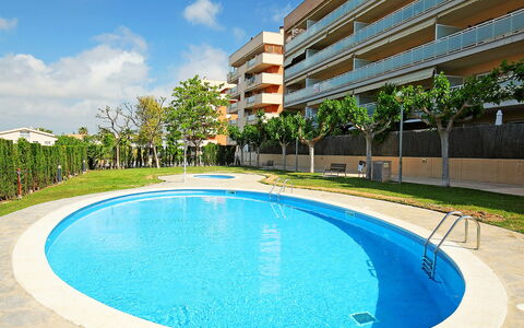 Nou Salou: Wasser, Himmel, Gebäude, Daytime, Pflanze, Eigentum, Wolke, Azurblau, Blau, Schwimmbad