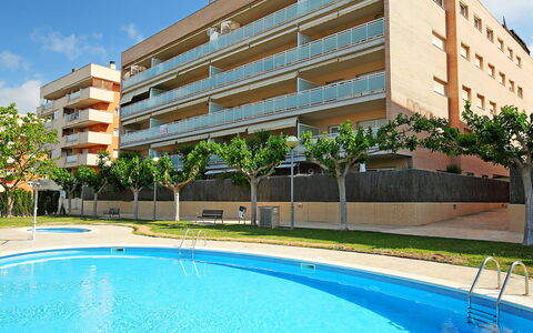 Nou Salou: Wasser, Pflanze, Gebäude, Himmel, Eigentum, Daytime, Schwimmbad, Azurblau, Blau, Wolke