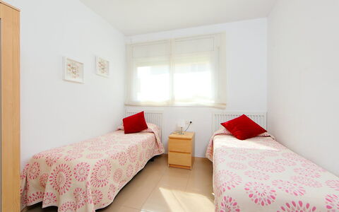Nou Salou: Schlafzimmer, Bett, Möbel, Zimmer, Bettdecke, Eigentum, Bedding, Bettrahmen, Interior Design, Fussboden