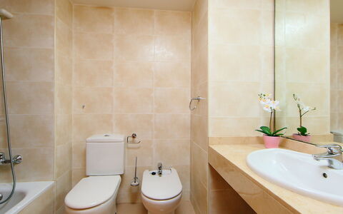 Nou Salou: Badezimmer, Eigentum, Zimmer, Fliese, Interior Design, Zapfhahn, Wand, Armatur, Die Architektur, Fussboden