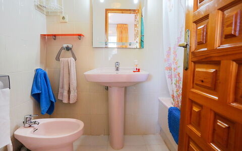 Montalt Viii: Badezimmer, Zimmer, Eigentum, Interior Design, Armatur, Toilette, Fussboden, Gebäude, Möbel, Haus