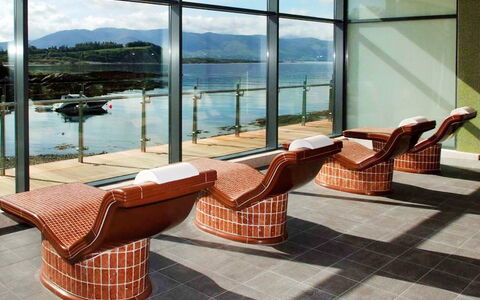 Pairc Na Saileac: Wasser, Eigentum, Fenster, Himmel, Gebäude, Holz, Gartenmöbel, Interior Design, Schatten, Pflanze