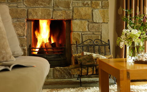 Pairc Na Saileac: Eigentum, Möbel, Holz, Stuhl, Interior Design, Feuerstelle, Tabelle, Pflanze, Komfort