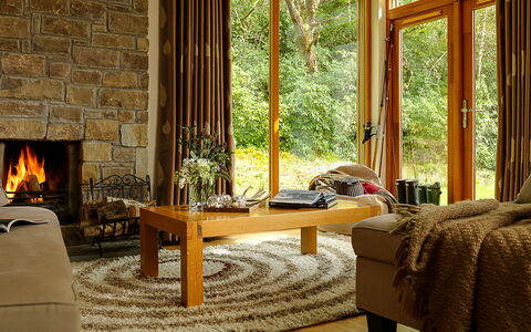 Pairc Na Saileac: Eigentum, Möbel, Gebäude, Komfort, Holz, Pflanze, Fenster, Interior Design, Tabelle, Wohnzimmer