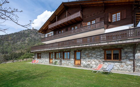 Sarre 350: Gartenmöbel, Strauch, Haus, Tisch Im Freien, Möbel, Zuhause, Garten, Rasen, Hinterhof, Estate