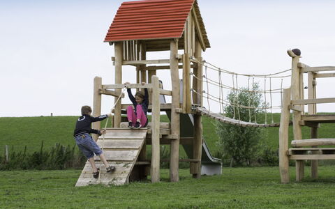 Ganuenta: Öffentlicher Raum, Spielplatz, Spielmittel, Menschliche Siedlung, Spielplatz Rutsche, Erholung, Spass, Gras, Baum, Freizeit
