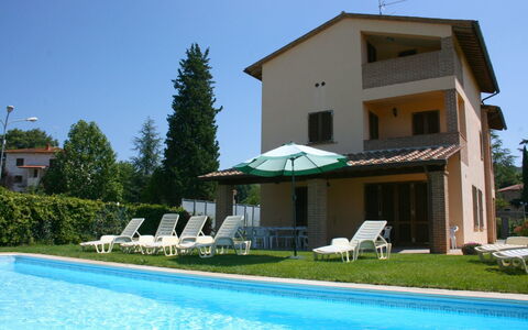 Casa Clementina: Wasser, Pflanze, Gebäude, Himmel, Schwimmbad, Schatten, Fenster, Gartenmöbel, Haus, Baum