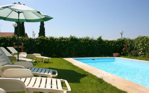 Casa Clementina: Wasser, Pflanze, Eigentum, Himmel, Grün, Schatten, Gartenmöbel, Gras, Schwimmbad, Stuhl