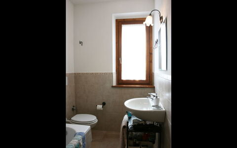 Casa Clementina: Badezimmer, Zimmer, Eigentum, Bad Sink, Interior Design, Wand, Badezimmerschrank, Gebäude, Haus, Zuhause
