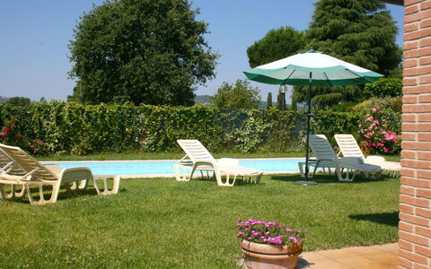 Casa Clementina: Pflanze, Möbel, Blume, Eigentum, Himmel, Baum, Schatten, Gartenmöbel, Gras