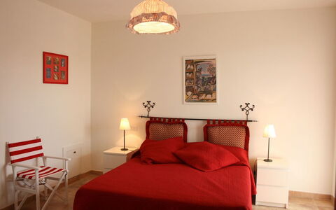 Casa Clementina: Schlafzimmer, Zimmer, Möbel, Bett, Eigentum, Rot, Interior Design, Bettdecke, Bettrahmen, Bedding