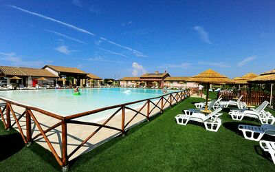 Cecina 400: Resort, Eigentum, Schwimmbad, Himmel, Gebäude, Grundeigentum, Urlaub, Gras, Haus, \Stadt