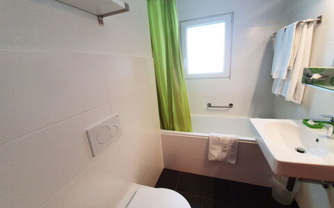 Bergdohle: Zapfhahn, Bad Sink, Eigentum, Sinken, Armatur, Badezimmer, Fenster, Lila, Interior Design, Badewanne