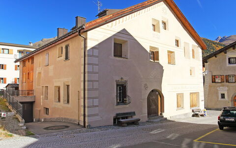 Chesa Chascharia 1: Gebäude, Fenster, Himmel, Infrastruktur, Haus, Strassenbelag, Auto, Fahrzeug, Grundeigentum, Fassade