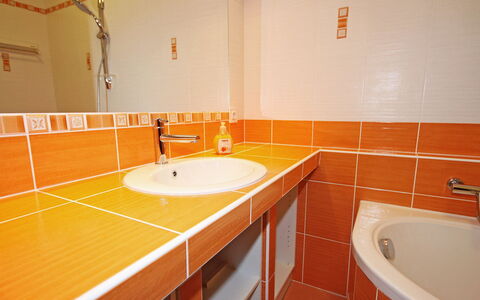 Walter: Badezimmer, Zimmer, Eigentum, Fliese, Fussboden, Orange, Wand, Interior Design, Die Architektur, Flooring