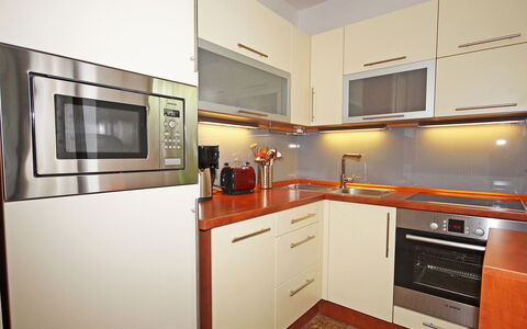 Walter: Cabinetry, Countertop, Zimmer, Küche, Eigentum, Möbel, Major Appliance, Interior Design, Orange, Fussboden
