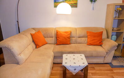 Walter 240.5: Tabelle, Couch, Möbel, Eigentum, Holz, Orange, Studio Couch, Beleuchtung, Interior Design, Wohnzimmer