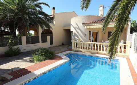 Fumadell: Eigentum, Gebäude, Haus, Schwimmbad, Grundeigentum, Zuhause, Villa, Estate, Urlaub, Wohngebiet