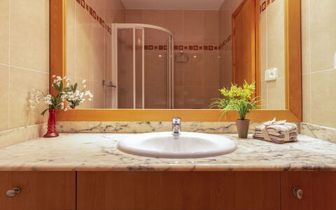 Fumadell: Badezimmer, Zimmer, Eigentum, Badezimmerschrank, Fliese, Zapfhahn, Sinken, Interior Design, Countertop, Bad Zubehör