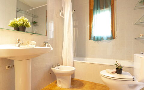 Nellyana: Badezimmer, Zimmer, Eigentum, Interior Design, Sinken, Fussboden, Armatur, Fliese, Wand, Zapfhahn