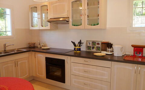 La Campagne: Countertop, Cabinetry, Zimmer, Möbel, Küche, Eigentum, Interior Design, Sinken, Gebäude, Haus
