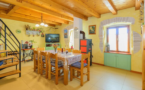 Loreta: Zimmer, Eigentum, Gebäude, Decke, Grundeigentum, Interior Design, Möbel, Haus, Esszimmer, Hütte
