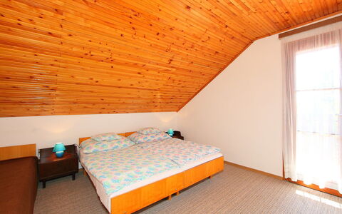 Betula: Schlafzimmer, Zimmer, Bett, Eigentum, Dachboden, Möbel, Decke, Wand, Interior Design, Gebäude
