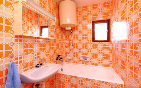 Betula: Orange, Badezimmer, Zimmer, Eigentum, Interior Design, Wand, Fliese, Die Architektur, Gebäude, Fussboden