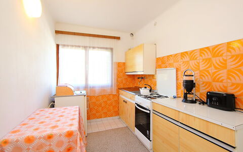 Betula: Zimmer, Eigentum, Orange, Möbel, Bett, Gebäude, Interior Design, Schlafzimmer, Grundeigentum, Haus