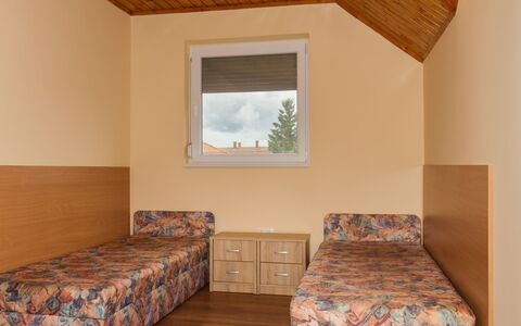 Balatonkeresztur 725: Möbel, Eigentum, Fenster, Gebäude, Azurblau, Holz, Komfort, Interior Design, Flooring
