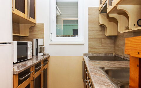 Balatonkeresztur 725: Cabinetry, Countertop, Eigentum, Herd, Küche, Holz, Interior Design, Fenster, Küchengerät, Gebäude