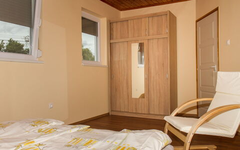 Balatonkeresztur 725: Möbel, Gebäude, Fenster, Tür, Holz, Interior Design, Fussboden, Schatten, Komfort