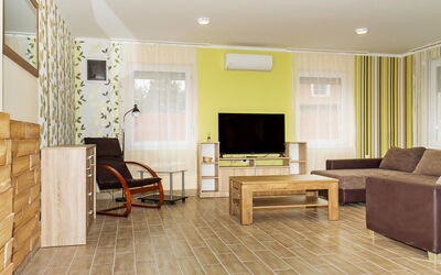 Balatonkeresztur 725: Möbel, Couch, Gebäude, Holz, Interior Design, Flooring, Halle, Tabelle, Fussboden, Wand
