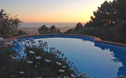 Villa Poggiobello: Schwimmbad, Wasser, Himmel, Wasservorräte, Natürliche Landschaft, Eigentum, Wildnis, Baum, Reflexion, See
