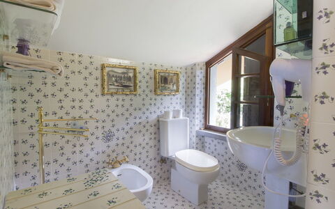 Villa Poggiobello: Badezimmer, Eigentum, Zimmer, Interior Design, Fliese, Grundeigentum, Fussboden, Gebäude, Wand, Haus