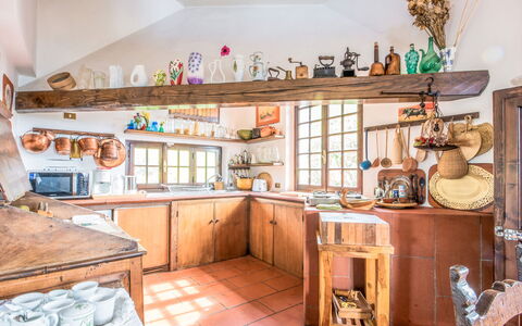 Villa Poggiobello: Eigentum, Regal, Regale, Holz, Interior Design, Fussboden, Cabinetry, Küche, Wand, Fenster