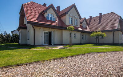 Leba 100: Gebäude, Haus, Dach, Zuhause, Wohngebiet, Fassade, Hütte, Grundstueck, Estate, Abstellgleis