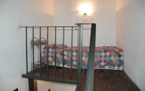 Appartamento Beatrice: Produkt, Eigentum, Zimmer, Geländer, Möbel, Eisen, Bett, Haus, Treppe, Metall