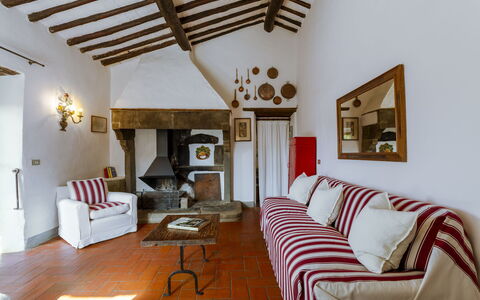 Bigiolo a Melazzano: Couch, Eigentum, Bilderrahmen, Gebäude, Möbel, Tabelle, Komfort, Holz, Interior Design, Beleuchtung