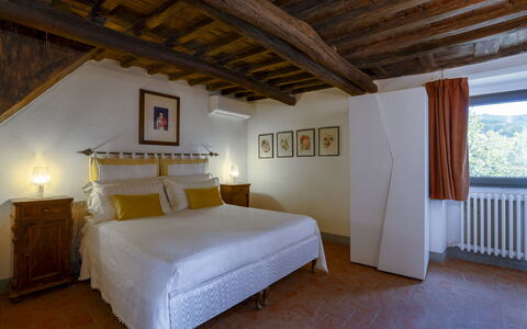 Bigiolo a Melazzano: Möbel, Fenster, Gebäude, Komfort, Holz, Beleuchtung, Interior Design, Schatten, Bettrahmen, Haus