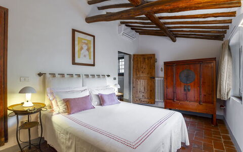 Bigiolo a Melazzano: Möbel, Komfort, Holz, Interior Design, Bettrahmen, Fussboden, Gebäude, Tür, Bett