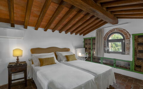 Bigiolo a Melazzano: Möbel, Fenster, Gebäude, Komfort, Holz, Interior Design, Haus, Fussboden, Bett