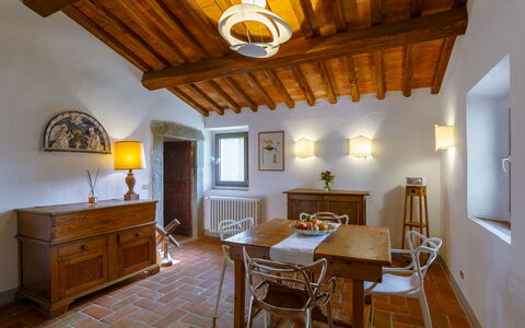 Bigiolo a Melazzano: Möbel, Eigentum, Tabelle, Cabinetry, Stuhl, Holz, Beleuchtung, Interior Design, Schublade, Gelb