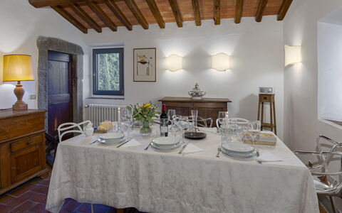 Bigiolo a Melazzano: Tabelle, Möbel, Eigentum, Cabinetry, Dekoration, Tischdecke, Bilderrahmen, Stuhl, Beleuchtung, Interior Design