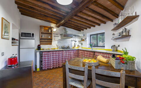 Bigiolo a Melazzano: Bilderrahmen, Eigentum, Tabelle, Cabinetry, Countertop, Küche, Holz, Interior Design, Wohnzimmer, Die Architektur